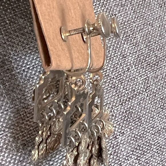 Fun and Unique Vintage Gold Tone Four Leaf Clover Dangle Earrings w/ Screw Backs - Picture 3 of 4